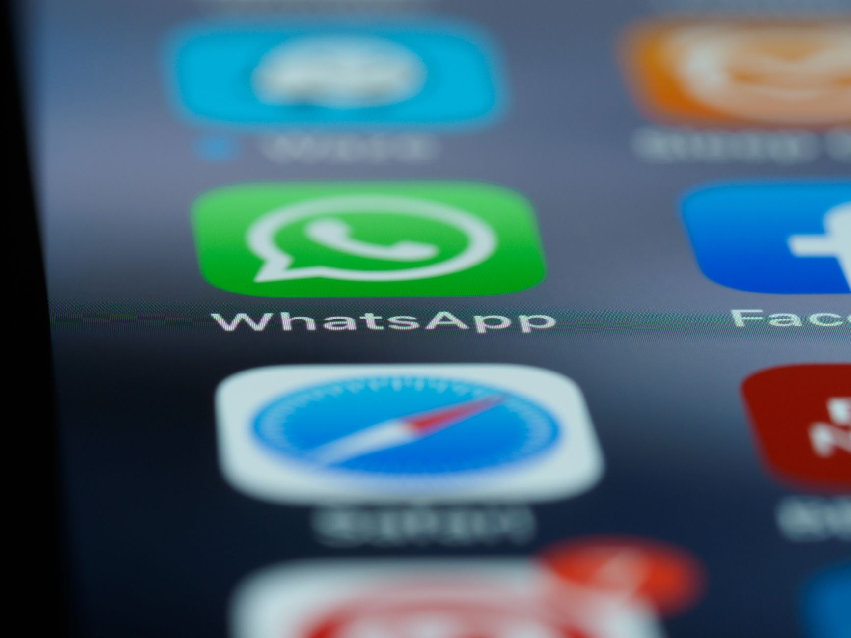 WhatsApp vs. E-mail: A Eficácia na Recuperação de Carrinhos Abandonados Por que WhatsApp converte mais que e-mail na recuperação de carrinho abandonado