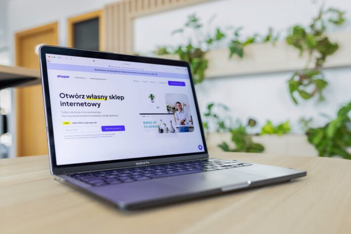 WhatsApp vs. Email: A Eficácia na Recuperação de Carrinhos Abandonados WhatsApp vs. Email A Eficycia na Recuperayyo de Carrinhos Abandonados1 - WhatsApp vs. Email: A Eficácia na Recuperação de Carrinhos Abandonados